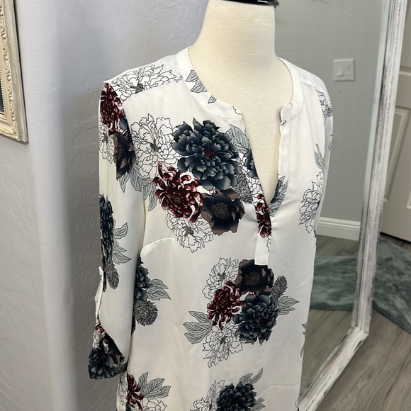 Cute Daniel Rain Ladies Blouse with Floral Design and 3/4 sleeves - Picture 2 of 6